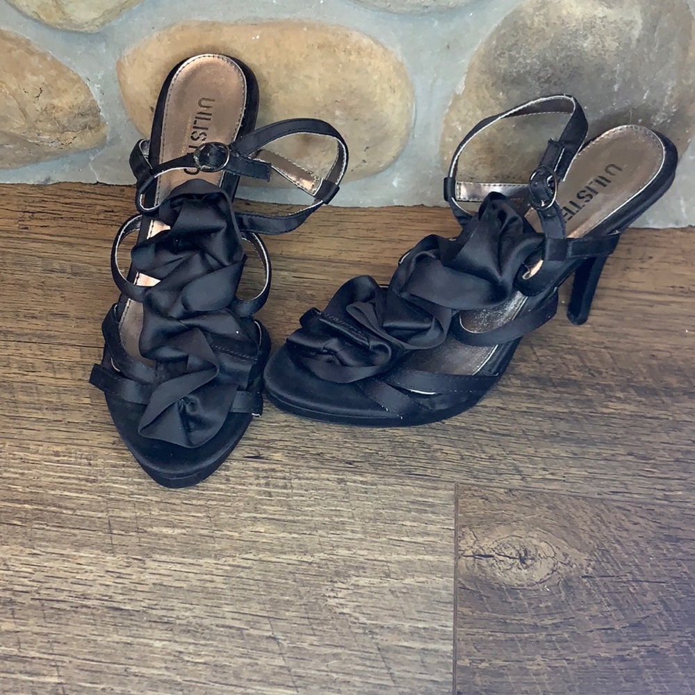 Unlisted high heel with black satin ribbon